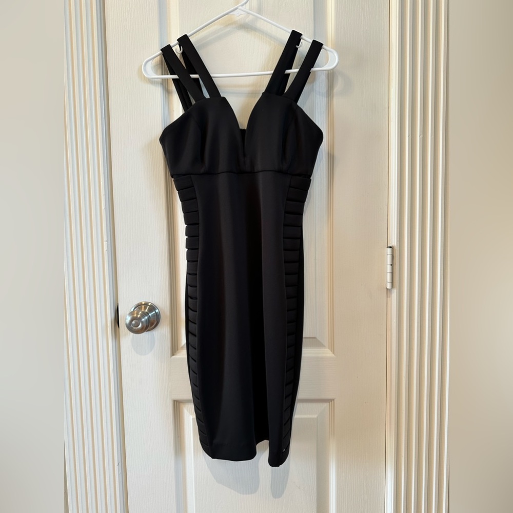 Guess Sz 2 Black Scuba Sheath with side slits.